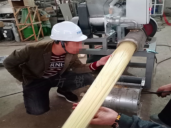 徐州客戶(hù)到廠(chǎng)選購(gòu)全自動(dòng)朝鮮冷面機(jī)并進(jìn)行試機(jī)